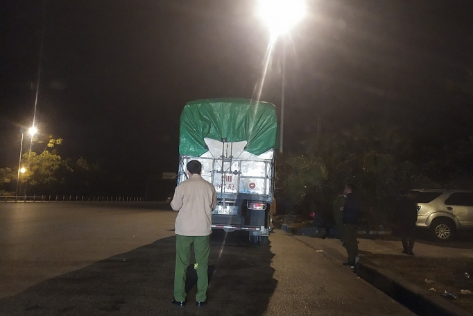 "Chặn đứng" 30 tấn bánh kẹo không nguồn gốc đang lưu thông về thủ đô chan dung 30 tan banh keo khong nguon goc dang luu thong ve thu do