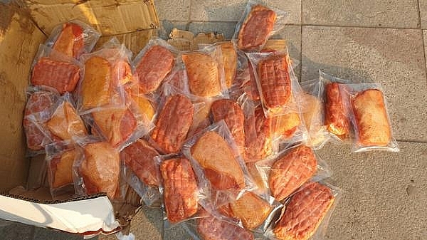 ha noi thu giu hon 1 tan banh keo thit lon dong lanh khong ro nguon goc