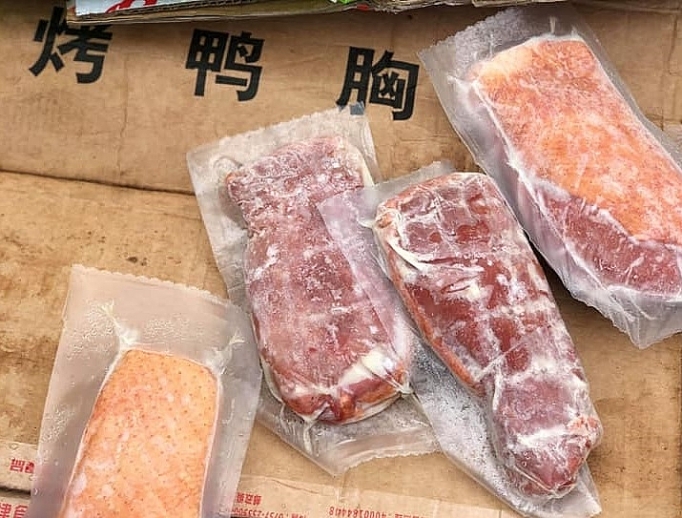 Chặn đứng hàng tấn đồ đông lạnh không rõ nguồn gốc tại sân siêu thị MM Mega Market chan dung hang tan do dong lanh khong ro nguon goc tai san sieu thi mm mega market