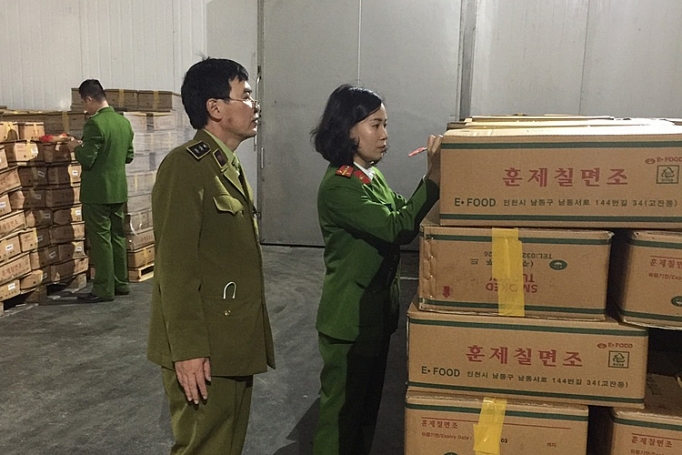 Triệt phá kho chứa 25 tấn đùi gà tây Hàn Quốc hết hạn sử dụng triet pha kho chua 25 tan dui ga tay han quoc het han su dung