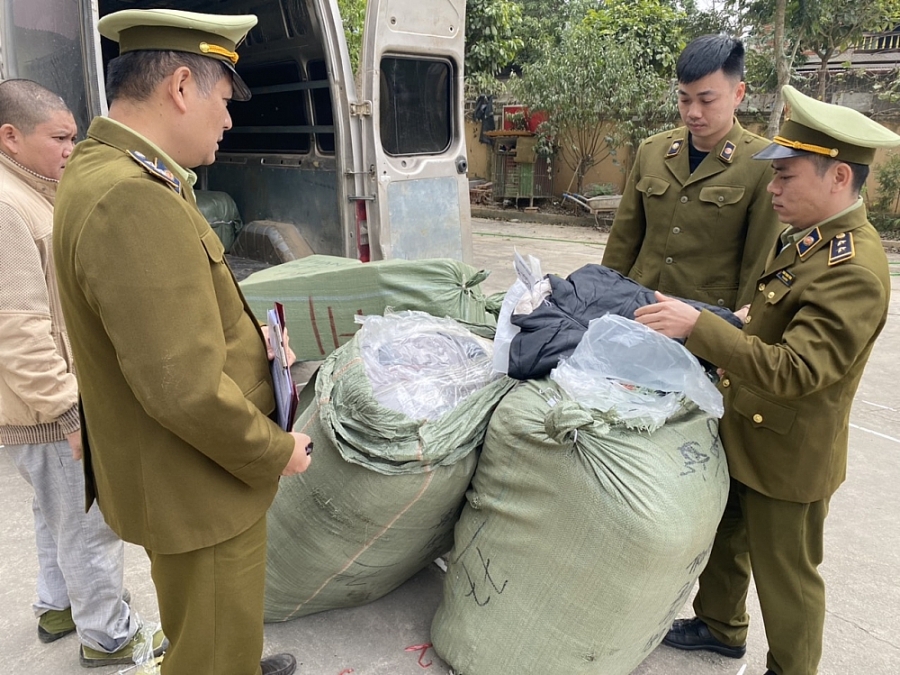 Tịch thu trên 400 mũ bảo hiểm giả nhãn hiệu Nón Sơn Tịch thu trên 400 mũ bảo hiểm giả nhãn hiệu Nón Sơn