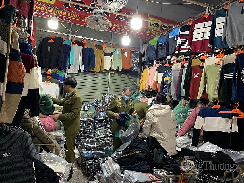 “Đột kích” kiểm tra 10 điểm kinh doanh tại chợ Ninh Hiệp