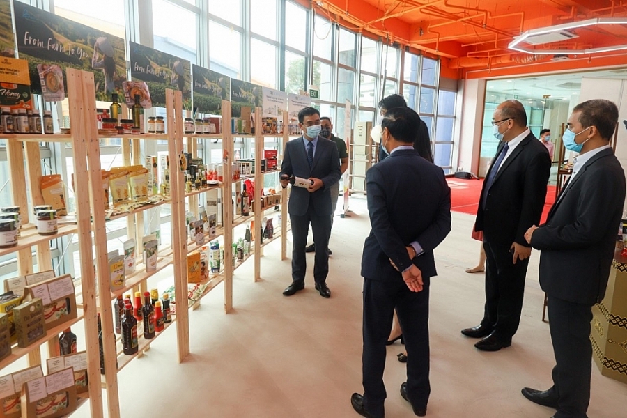 Đẩy mạnh xuất khẩu trực tiếp hàng Việt Nam vào hệ thống phân phối tại Singapore Đẩy mạnh xuất khẩu trực tiếp hàng Việt Nam vào hệ thống phân phối tại Singapore