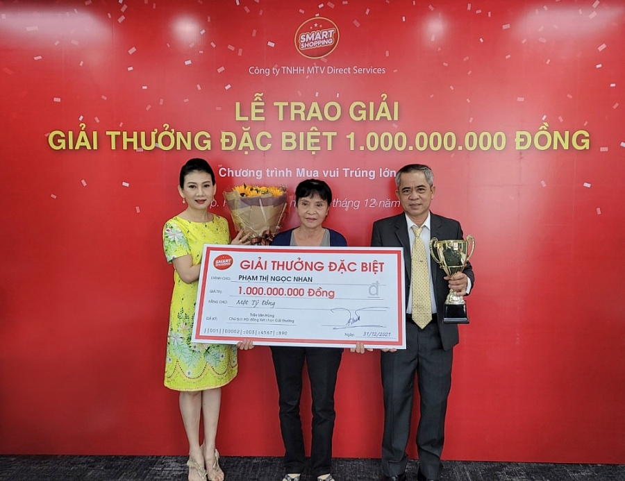 Nhãn hàng Smart Shopping trao tặng giải thưởng 1 tỷ đồng cho người thắng giải đến từ Đồng Tháp