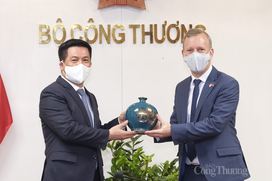 Bộ trưởng Nguyễn Hồng Diêm: Việt Nam tiếp tục tạo môi trường thuận lợi thu hút vốn đầu tư trong lĩnh vực năng lượng tái tạo