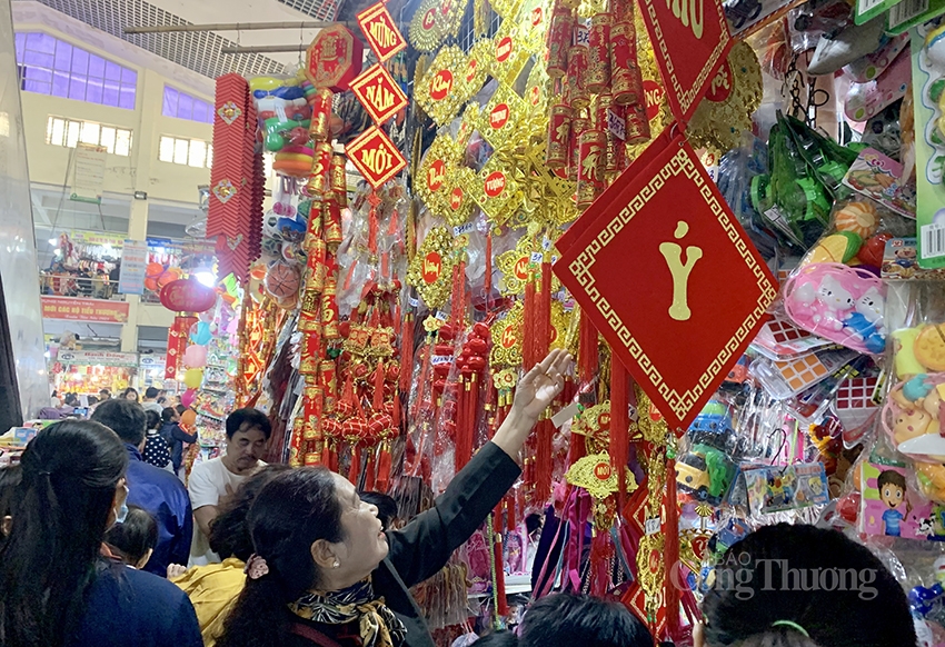 người bán, người mua trên phố tấp nập, nhộn nhịp. người bán, người mua trên phố tấp nập, nhộn nhịp.