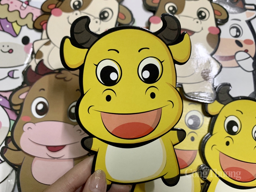 Các mẫu lì xì hình con trâu cũng được nhiều người chọn lựa Các mẫu lì xì hình con trâu cũng được nhiều người chọn lựa