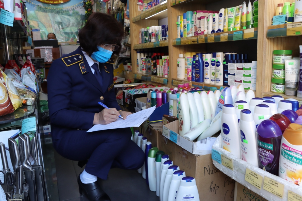 Đoàn kiểm tra đang kiểm đếm, phân loại sản phẩm Đoàn kiểm tra đang kiểm đếm, phân loại sản phẩm