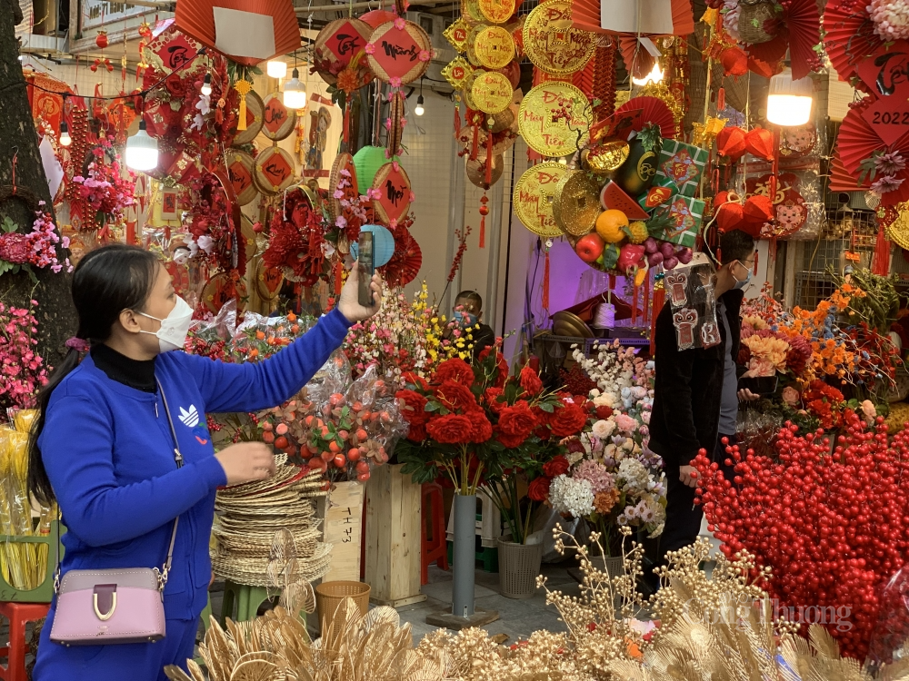 Để chuẩn bị trang trí cửa hàng trong dịp Tết, tôi tranh thủ đi mua đồ từ sớm để tạo không khí Tết. Đồ trang trí năm nay được làm khá bắt mắt và mang đậm tính truyền thống nên tôi rất thích