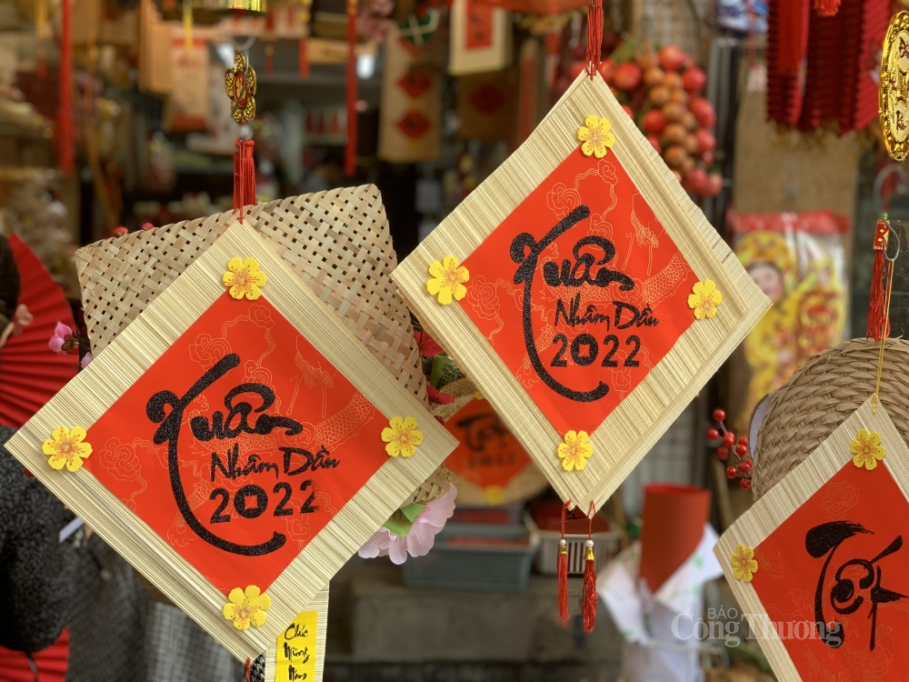 Chuẩn bị đón Tết Nguyên đán Nhân dần 2022, con phố Hàng Mã đã thay áo với những sắc màu của các mặt hàng bày bán Tết. Nhiều người dân đã bắt đầu đến đây vui chơi mua sắm tết khiến cho nơi đây vô cùng nhộn nhịp.