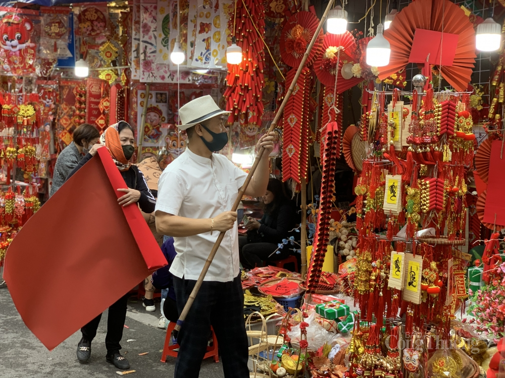 Phố Hàng Mã vốn là điểm đến quen thuộc của nhiều người để tham quan, vui chơi và mua sắm dịp cận Tết.