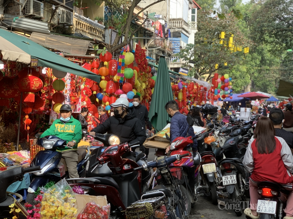 Khu phố nhỏ, lại thêm lượng khách mua sắm đông đúc nên việc di chuyển của các phương tiện qua đây đôi lúc còn khó khăn
