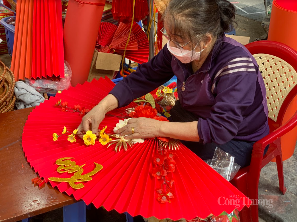 Rất nhiều sản phẩm mang đậm truyền thống những ngày Tết của người Việt Nam được làm tại chỗ phục vụ nhu cầu người mua