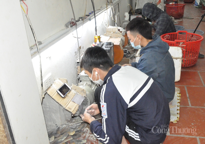 Làng nghề mỹ nghệ Thụy Ứng cũng là nơi thu hút một lượng lớn lao động trong và ngoài xã. Làng nghề mỹ nghệ Thụy Ứng cũng là nơi thu hút một lượng lớn lao động trong và ngoài xã.