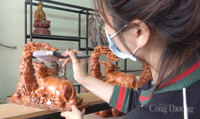 dịp cuối năm, công việc lại bận bịu hơn cả, có khi sản phẩm làm ra không kịp bán dịp cuối năm, công việc lại bận bịu hơn cả, có khi sản phẩm làm ra không kịp bán