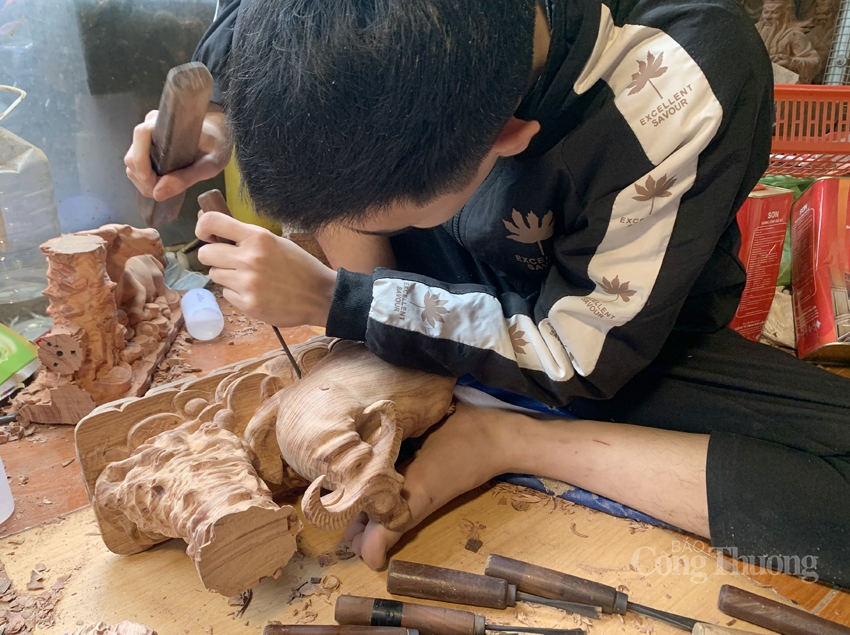 Loại gỗ Hương đá được lựa chọn chính bởi loại gỗ này có vân đẹp, mùi thơm, giá cả hợp lý, nặng và dễ đục Loại gỗ Hương đá được lựa chọn chính bởi loại gỗ này có vân đẹp, mùi thơm, giá cả hợp lý, nặng và dễ đục