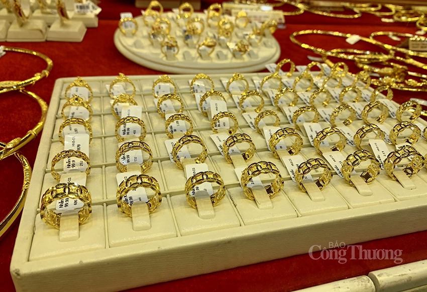 Người dân đeo khẩu trang, xếp hàng chờ tới lượt mua vàng ngày Thần Tài Người dân đeo khẩu trang, xếp hàng chờ tới lượt mua vàng ngày Thần Tài