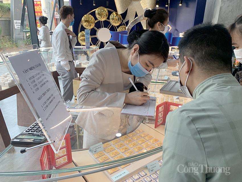 Người dân đeo khẩu trang, xếp hàng chờ tới lượt mua vàng ngày Thần Tài Người dân đeo khẩu trang, xếp hàng chờ tới lượt mua vàng ngày Thần Tài