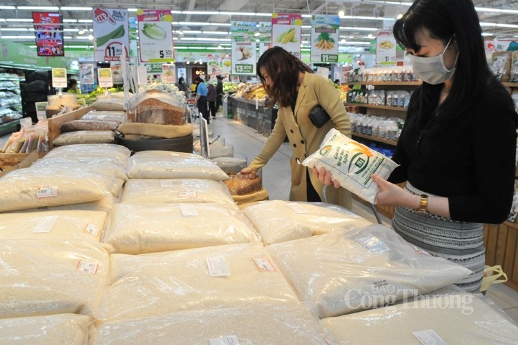 Các mặt hàng thiết yếu luôn đầy kệ phục vụ nhu cầu của mọi người