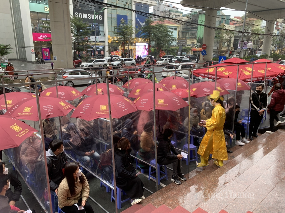 Trong cái lạnh đầu năm mới, nhiều người đã không quản trời mưa rét đi xếp hàng mua