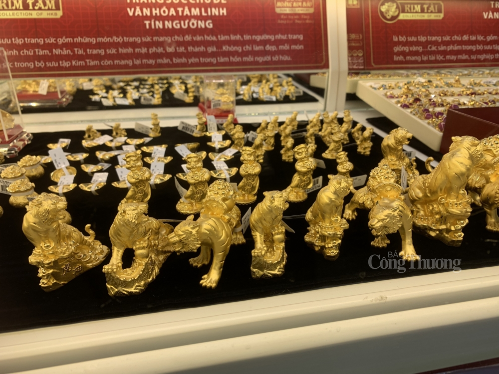 Bên cạnh đó, Bảo Tín Minh Châu đã chuẩn bị số lượng lớn nhẫn tròn trơn vàng rồng Thăng Long 999.9 tiêu chuẩn quốc tế, giao dịch mọi nơi bảo toàn giá trị, có 6 bản vị từ 0,5 chỉ, 1 chỉ, 2 chỉ, 3 chỉ, 5 chỉ, 10 chỉ để đáp ứng tốt nhất nhu cầu mua vàng lấy