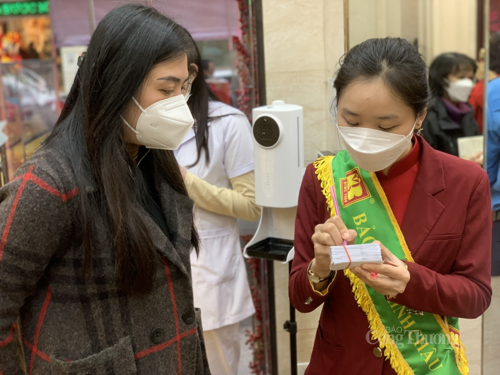ác nhân viên của cửa hàng vàng Bảo tín Minh châu đã bắt đầu đi phát phiếu thứ tự cho người dân