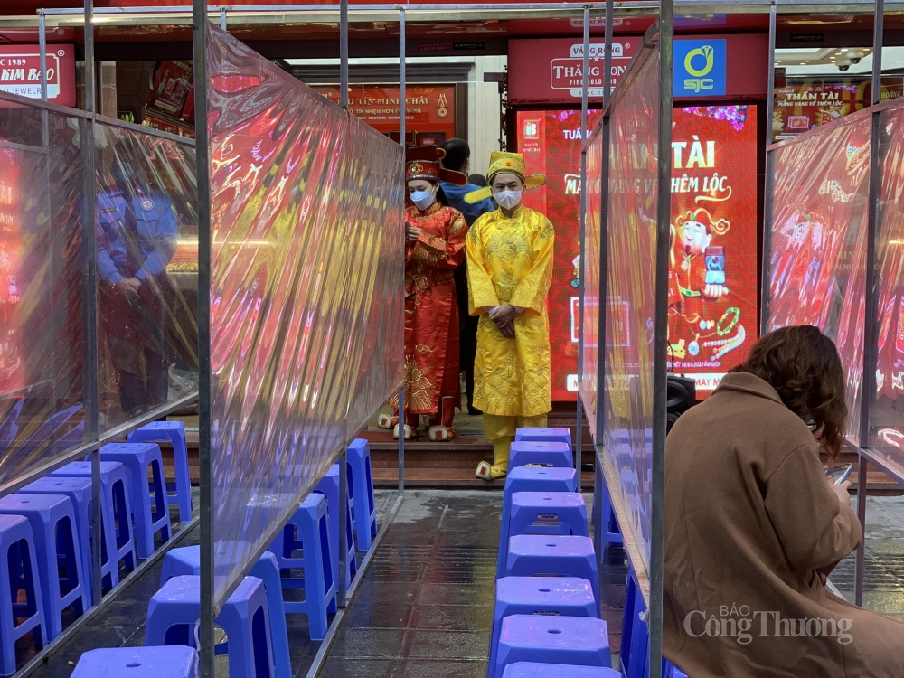 Cửa hàng vàng Bảo Tín Minh Châu trên đường Trần Thái Tông đã đông khách xếp hàng chờ từ sớm. Tại đây, khách hàng được ngồi giãn cách, ngồi theo vách ngăn đã chia sẵn để đảm bảo phòng chống dịch COVID-19