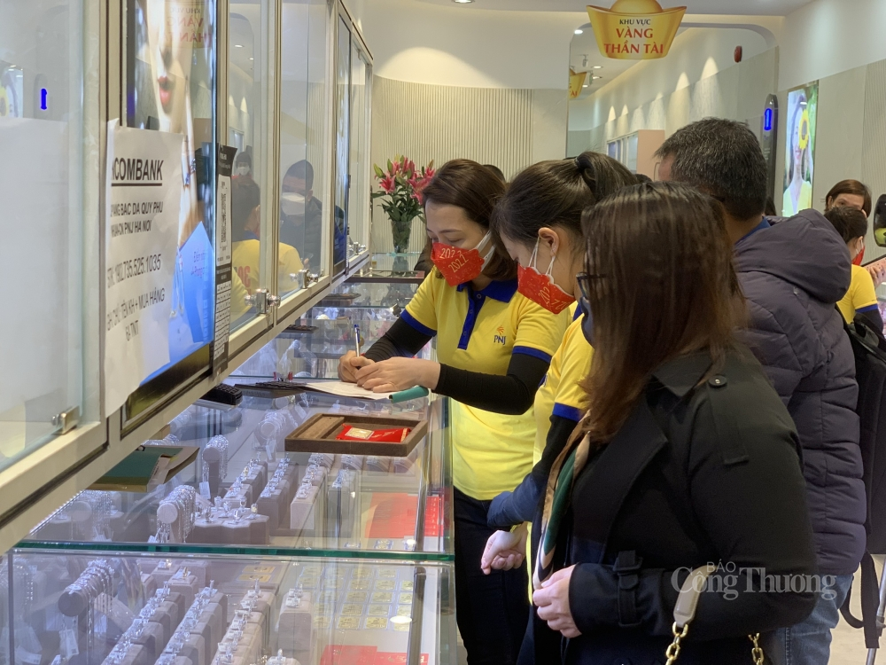 cửa hàng của DOJI hầu như khách hàng không phải xếp hàng quá lâu do công tác phân luồng, tư vấn, giao dịch được chuẩn bị kĩ lưỡng và nhanh chóng.