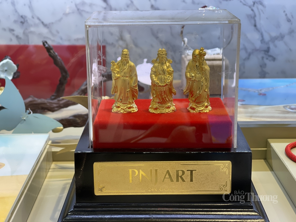 Mua vàng Thần Tài là một truyền thống lâu đời của người Việt. Để mang lại những trải nghiệm cho khách hàng mua sắm an toàn, hoàn thành ước nguyện cầu may, DOJI đã có sự chuẩn bị kĩ lưỡng cả về sản phẩm, dịch vụ, cùng các biện pháp phòng dịch ở mức cao nhấ