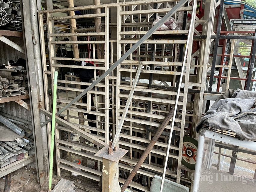 Giá thành khung cũng đa dạng tùy chất liệu