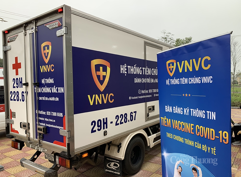  Đúng 7 giờ sáng ngày 8/3, xe chở vaccine đã có mặt tại Bệnh viện Bệnh Nhiệt đới T.Ư có sở 2.