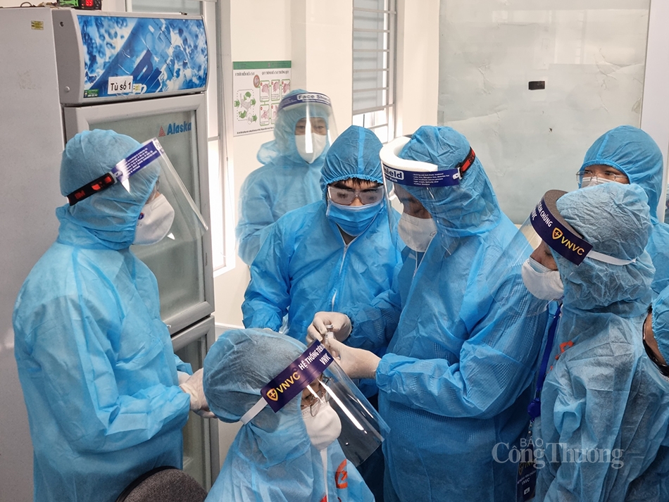  Bên cạnh đó, cũng sẵn sàng các phương án cho các trường hợp khẩn cấp; đội ngũ nhân viên tham gia công tác tiêm vaccine được tập huấn, huấn luyện, cập nhật các kiến thức liên quan đến việc tiêm vaccine Covid-19 nói riêng và quy định tiêm chủng nói chung.