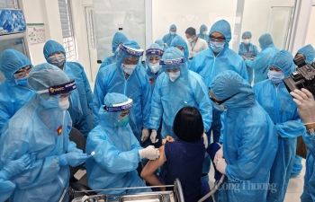 Cận cảnh những mũi tiêm vaccine Covid-19 đầu tiên tại Hà Nội