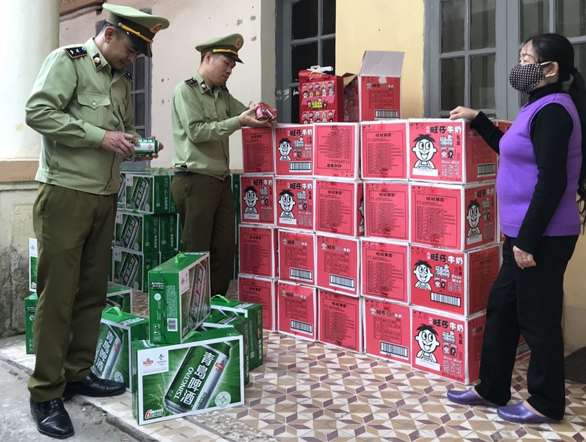 Đội QLTT số 6 cùng người quản lý số hàng hóa kiểm tra hàng hóa tại Đội QLTT số 6