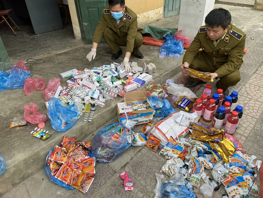 đội QLTT số 6 đang kiểm đếm hàng hóa vi phạm đội QLTT số 6 đang kiểm đếm hàng hóa vi phạm