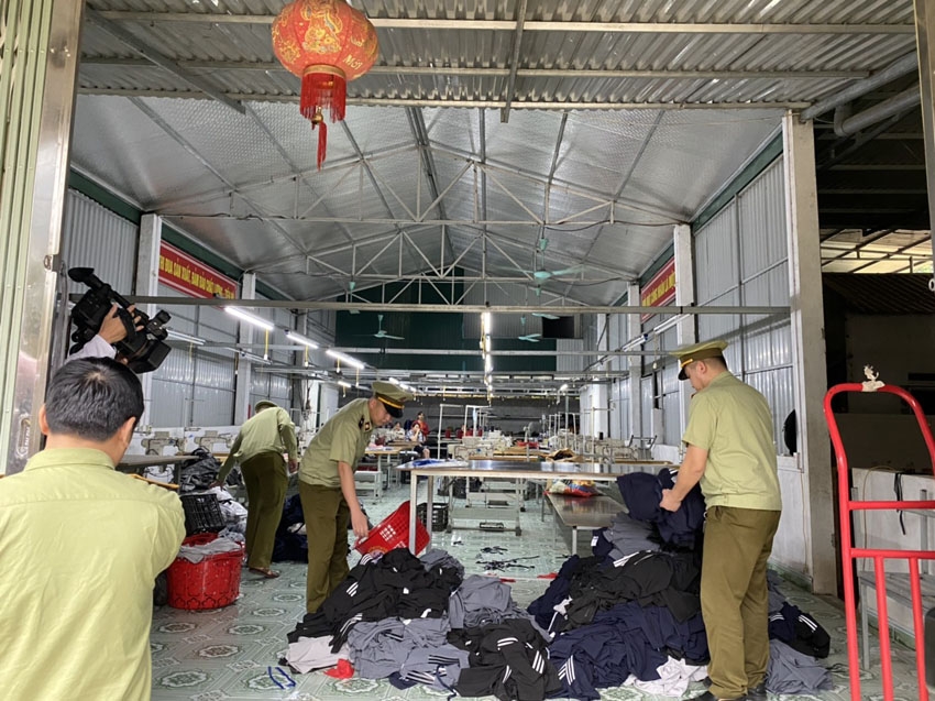 Đội QLTT số 3 đã ra quyết định tạm giữ 1100 sản phẩm và 06 máy móc gia công