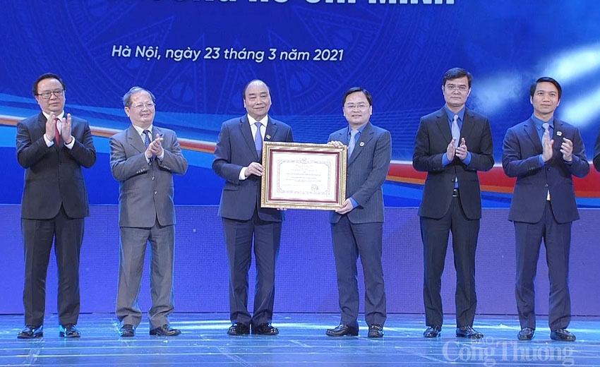 Thủ tướng Chính phủ Nguyễn Xuân Phúc trao Huân chương Hồ Chí Minh cho Đoàn TNCS Hồ Chí Minh