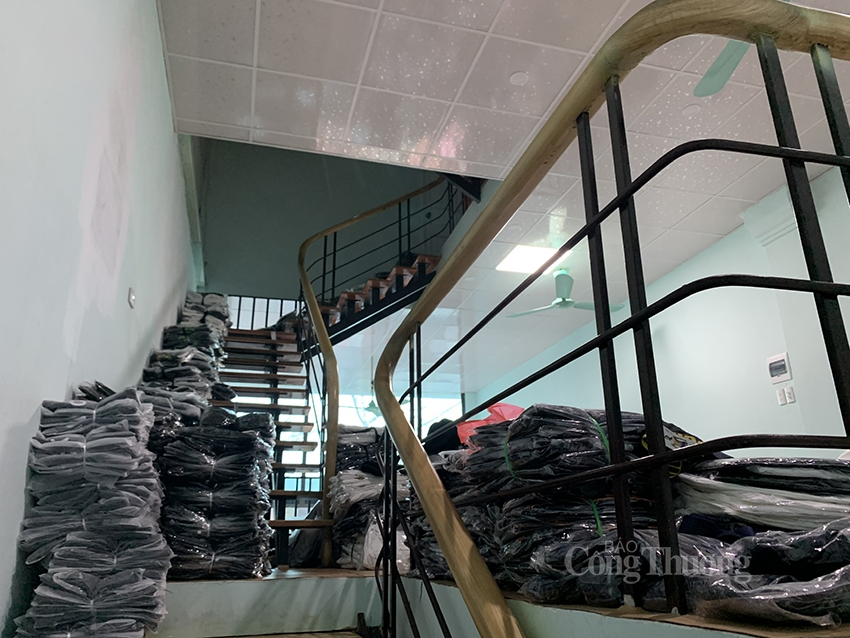 lượng hàng hóa tại kho hàng là rất lớn, được chủ hàng bày la liệt từ tầng 1 đến tầng 3 của tòa nhà lượng hàng hóa tại kho hàng là rất lớn, được chủ hàng bày la liệt từ tầng 1 đến tầng 3 của tòa nhà