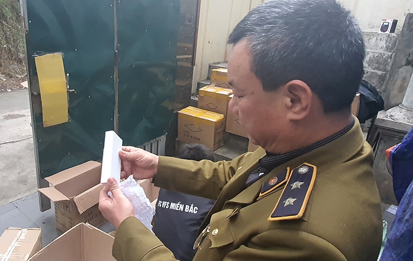 Bắt giữ hơn 2.000 sản phẩm pin dự phòng giả mạo nhãn hiệu Samsung Bắt giữ hơn 2.000 sản phẩm pin dự phòng giả mạo nhãn hiệu Samsung