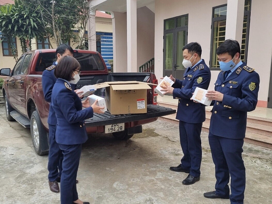 Gần 300 bộ kit test Covid-19 do Đội QLTT Số 5 phát hiện, xử lý