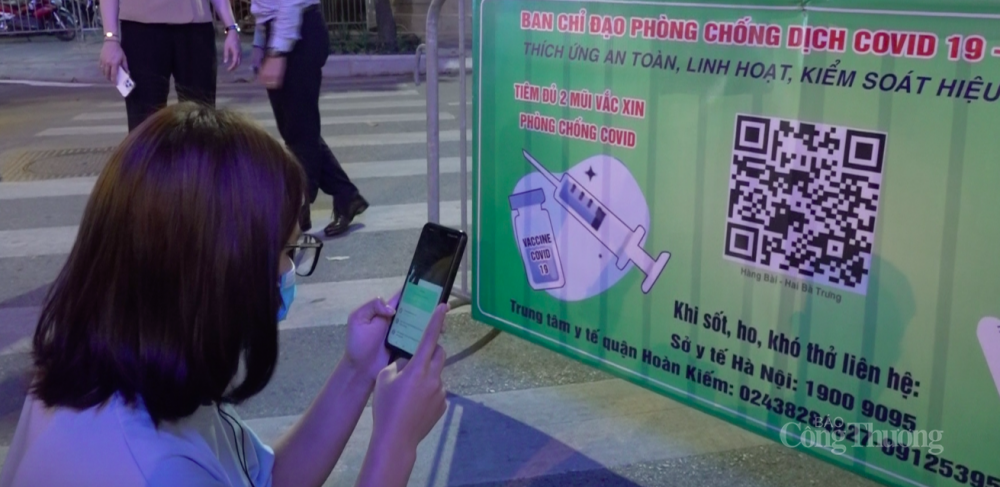 Để làm tốt công tác phòng chống dịch Covid-19, quận đã triển khai phương án phòng chống dịch cụ thể với người dân và du khách khi đến với không gian phố đi bộ phải thực hiện nghiêm túc quy định 5K