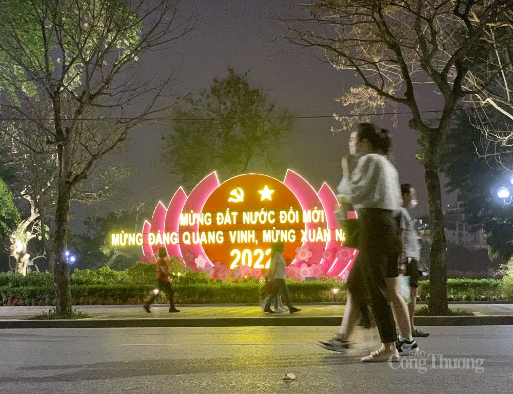 Đối với du khách và người dân tham gia vào không gian đi bộ, quận Hoàn Kiếm khuyến cáo chấp hành nghiêm túc các quy định về công tác phòng chống dịch bệnh, tuân thủ nghiêm 5K, quét mã QR, khai báo y tế và sát khuẩn tay.