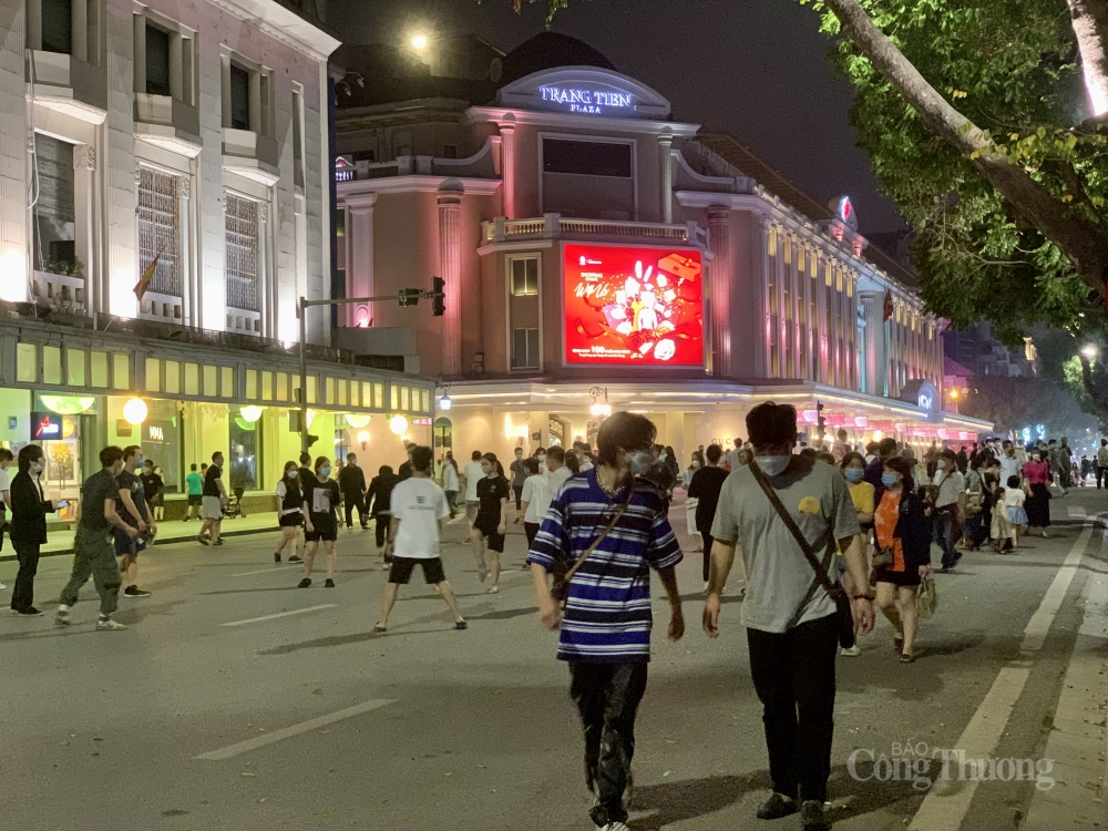 ngay sau khi phố đi bộ mở cửa trở lại, người dân đã kéo nhau lên Hồ Hoàn Kiếm chụp ảnh, vui chơi, dạo phố rất đông đúc, nhộn nhịp