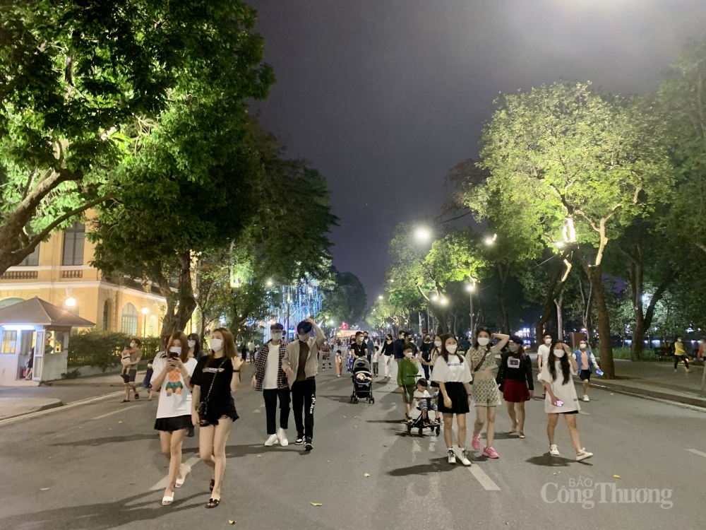 hực hiện Nghị quyết 128 của Chính phủ về thích ứng an toàn, linh hoạt đảm bảo kiểm soát hiệu quả dịch Covid-19 cũng như được sự đồng ý của UBND TP. Hà Nội, sau gần 1 năm tạm dừng hoạt động, quận Hoàn Kiếm chính thức mở lại tất cả các không gian đi bộ trên