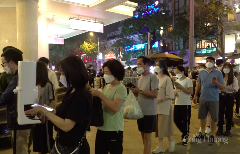 Ghi nhận tại phố đi bộ thời điểm sau 20h00 ngày đầu tiên mở cửa trở lại đã khá đông người dân Hà Nội đổ về và mọi người khá phấn khởi sau nhiều ngày chờ đợi.