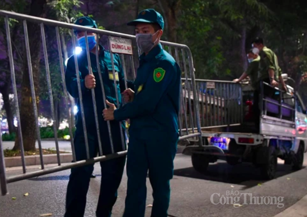 lực lượng chức năng đã thiết lập hàng rào barie ngăn các phương tiện lưu thông qua khu vực  Hồ Hoàn Kiếm và các tuyến phố phụ cận