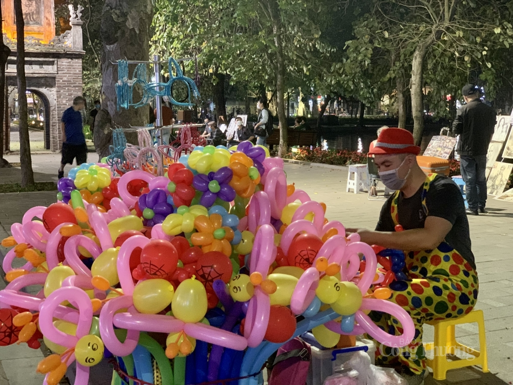 “Trải qua hơn hai năm bị ảnh hưởng bởi dịch bệnh, những người dân làm kinh doanh khu vực phố cổ gặp rất nhiều khó khăn. Chúng tôi vừa phải thực hiện giãn cách xã hội để phòng chống dịch, vừa không có nguồn thu nhập vì không có khách du lịch tham quan, mua