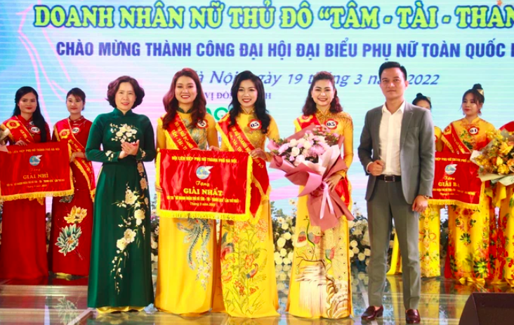 Lãnh đạo Hội Liên hiệp phụ nữ thành phố Hà Nội và đại diện nhà tài trợ trao giải Nhất cho đội Long Biên. Lãnh đạo Hội Liên hiệp phụ nữ thành phố Hà Nội và đại diện nhà tài trợ trao giải Nhất cho đội Long Biên.