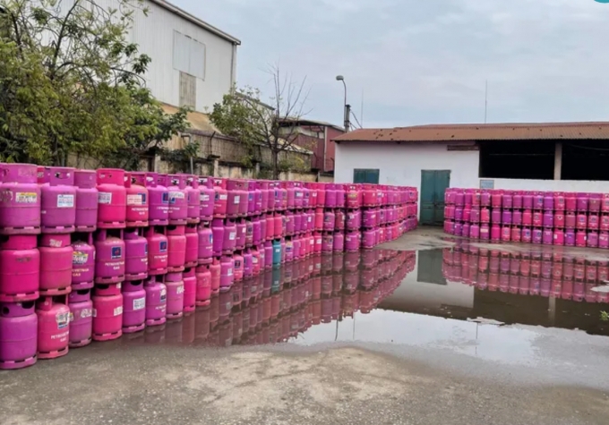 Hàng chục nghìn vỏ bình gas Petrovietnam Gas được tập kết trái phép ở Cty Cổ Phần Kinh Doanh Và XNK Khí Gas Hóa Lỏng Vạn Lộc ở Lô CN4 – Khu công nghiệp Nguyên Khê, Đông Anh, Hà Nội Hàng chục nghìn vỏ bình gas Petrovietnam Gas được tập kết trái phép ở Cty Cổ Phần Kinh Doanh Và XNK Khí Gas Hóa Lỏng Vạn Lộc ở Lô CN4 – Khu công nghiệp Nguyên Khê, Đông Anh, Hà Nội