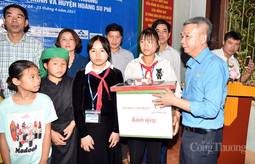 “Nối nhịp” yêu thương đến học sinh nghèo vượt khó tại Hà Giang